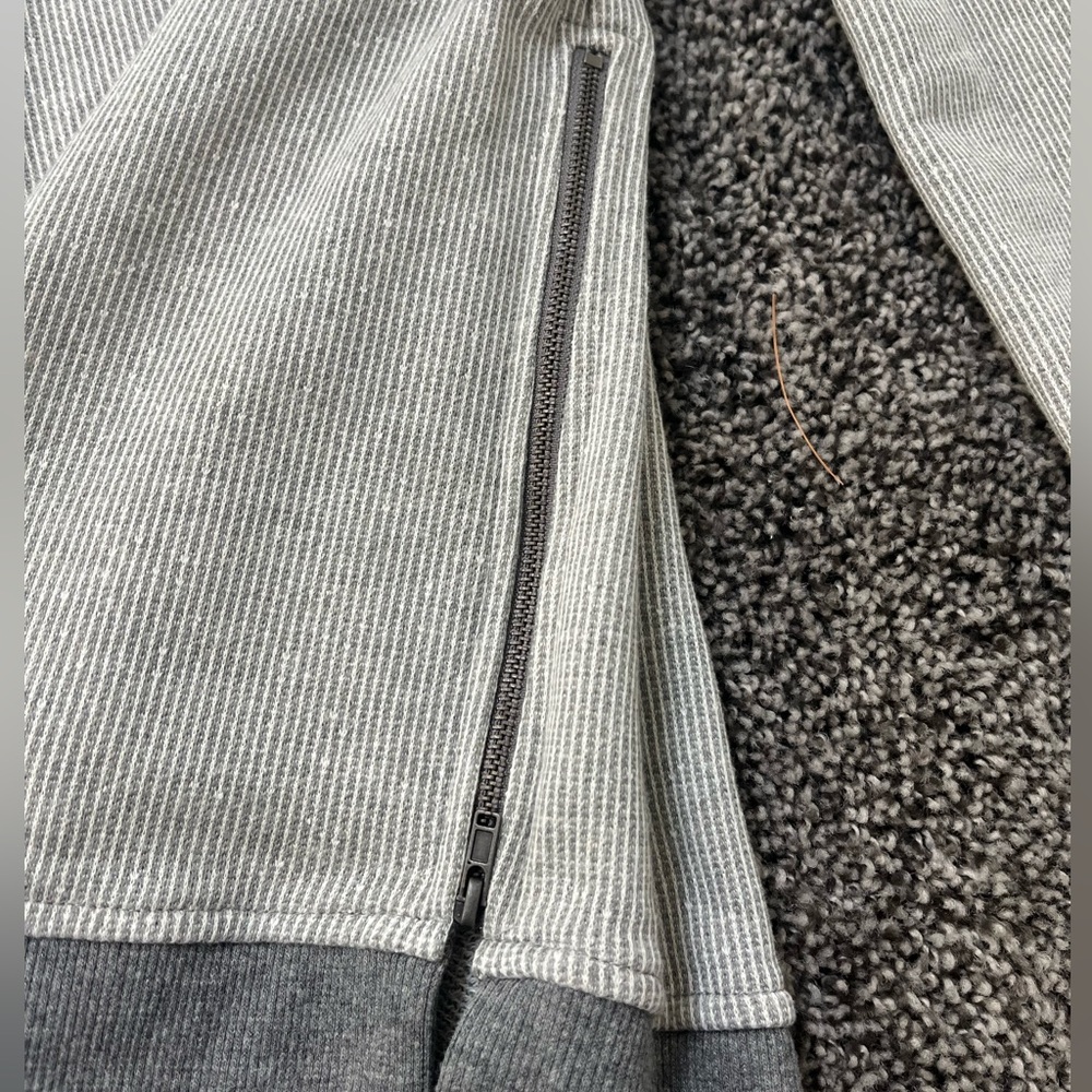 Doe and Rae Women’s Grey & White Striped Top w/Zipper Detail NWOT Women’s Small - Picture 4 of 5
